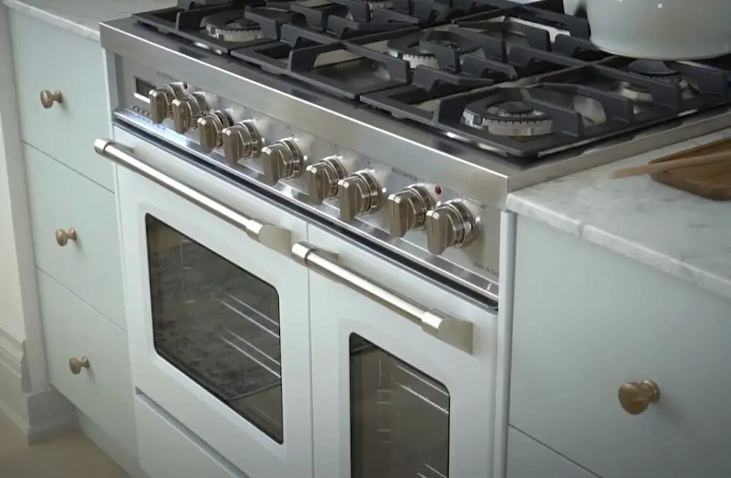 Gas cooking range in white color